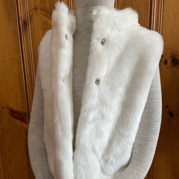 3/$10 Faux Fur Vest (3T) - Picture 9 of 9